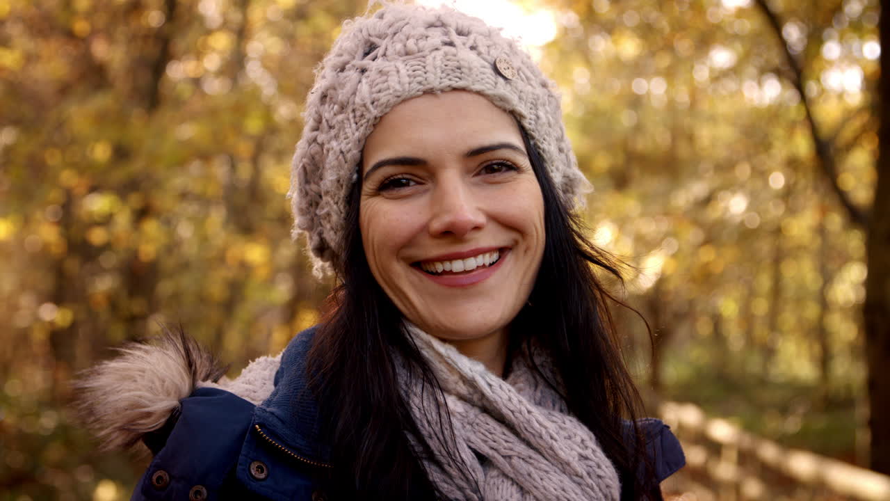 retrato de una mujer atractiva caminando por el campo en otoño