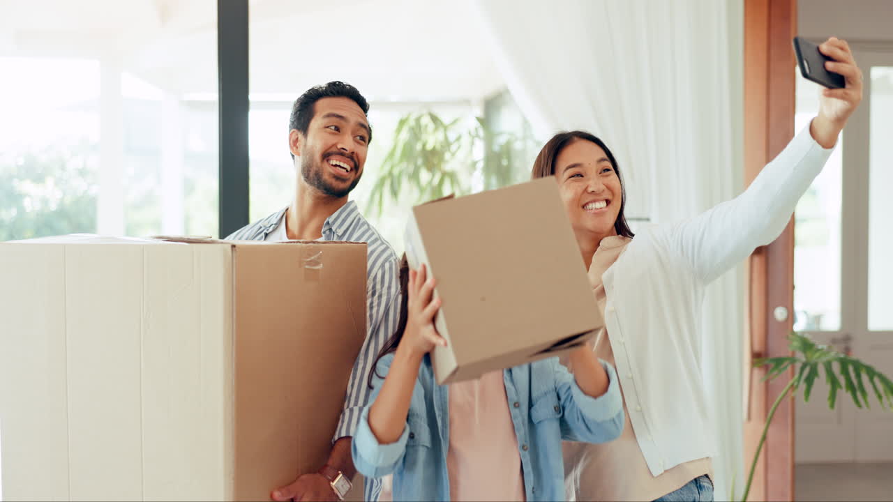 padres, niño y llamada de video en el nuevo hogar