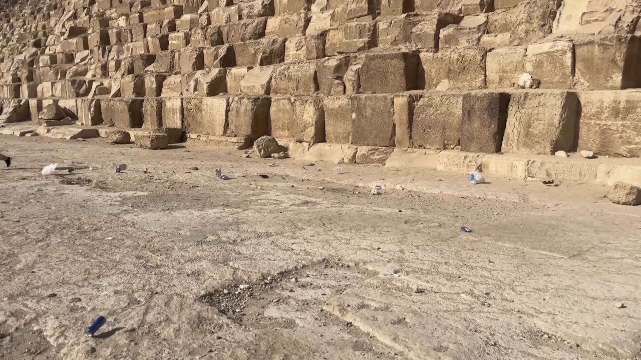 día soleado en la base de las grandes pirámides, el viento soplando
