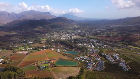 franschhoek enclavado en un fértil valle vitivinícola; aéreo