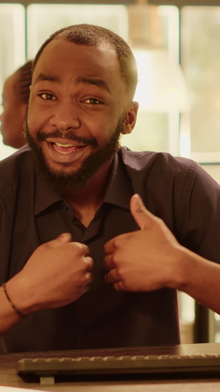 Ritratto di un uomo afroamericano in un ufficio