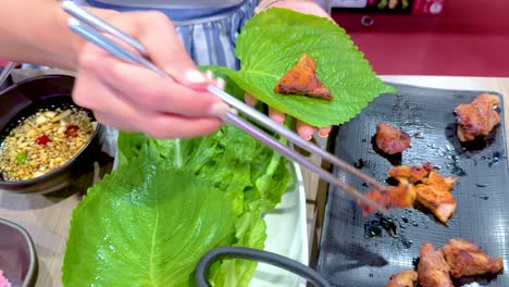 eating grilled pork with lettuce wraps