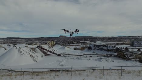 vista aérea de un dron filmando un campo comercial