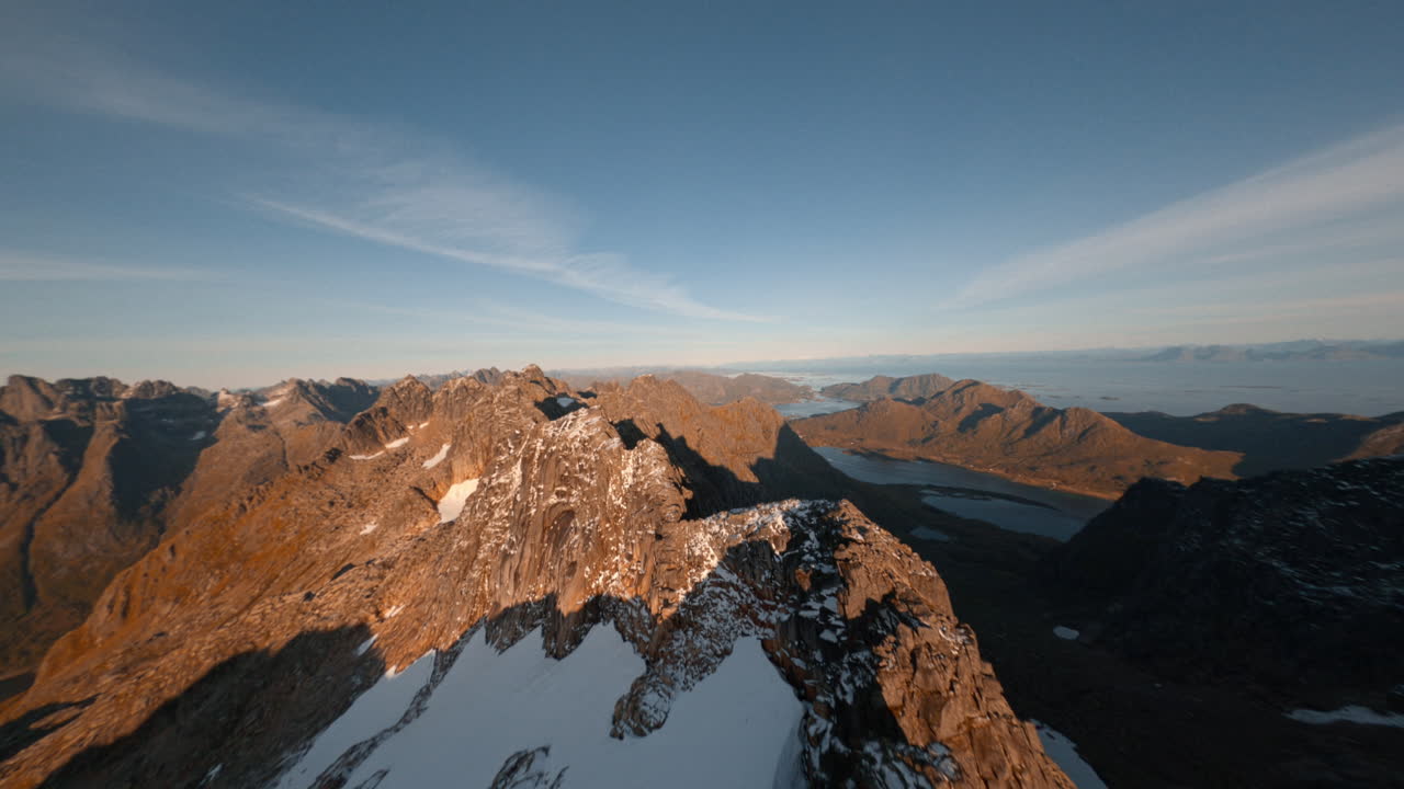 vista panorámica de las cadenas montañosas nevadas de las islas lofoten en noruega