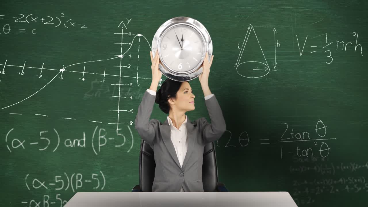 Üzerinde hareketli matematiksel hesaplamalar olan kara tahta önünde oturan, saat tutan kadın 4K.