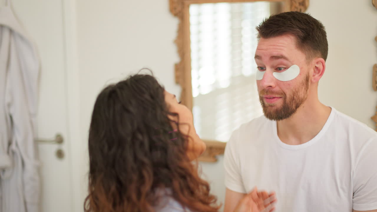 커플, 키스 및 피부 관리 가정용 눈 패치
