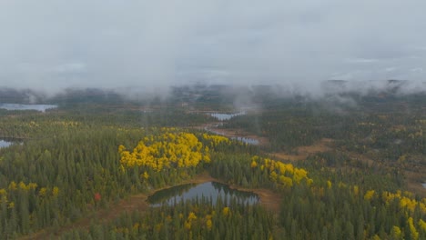 Disparo-De-Drones-En-El-Bosque-Nublado-Sobre-Un-Lago-En-Noruega-Con-Colores-Otoñales