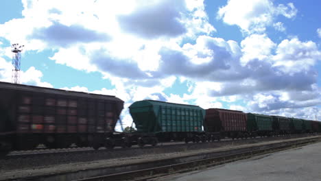 El-Tren-De-Carga-Pasa-En-Un-Día-Soleado