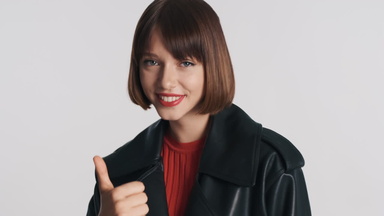 счастливая брюнетка дает свое одобрение