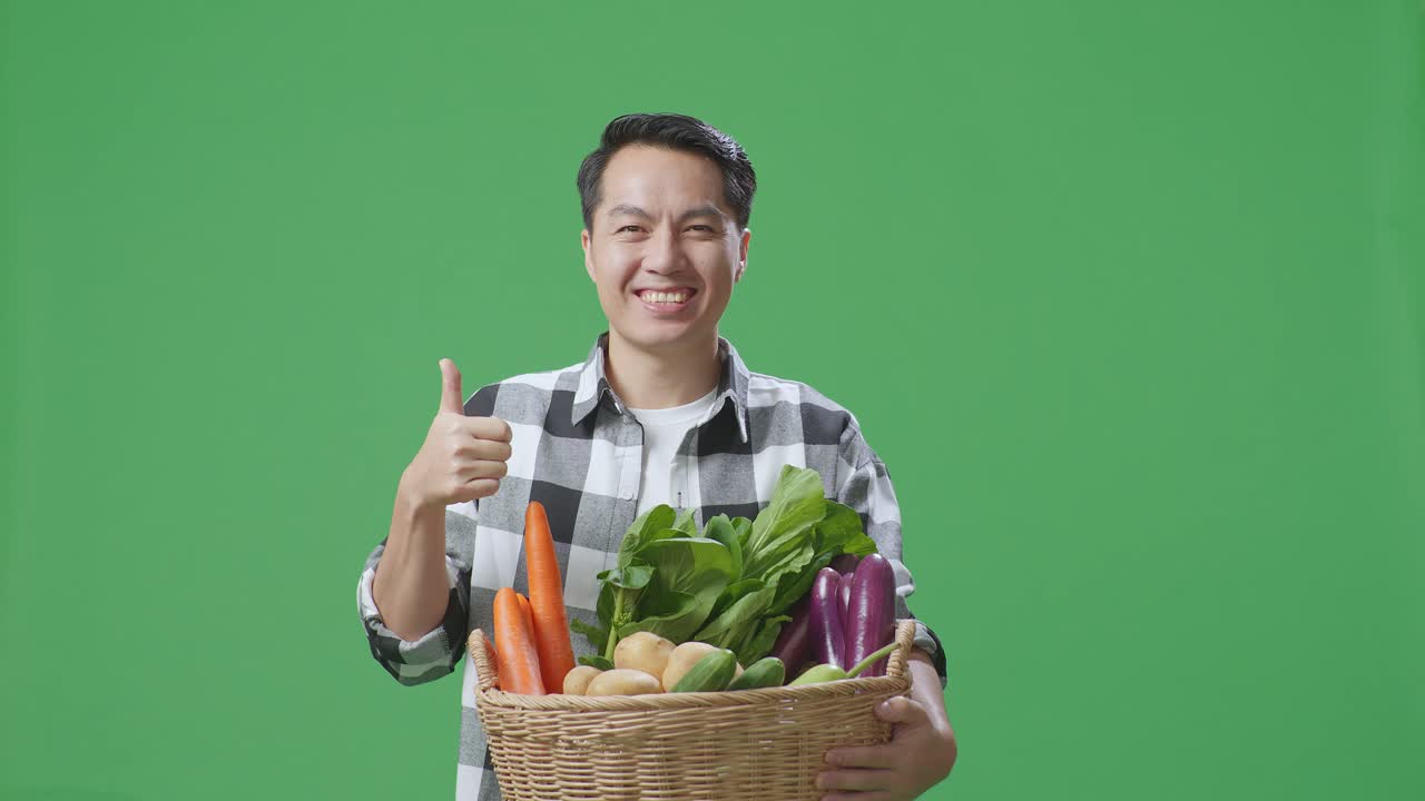 채소 바구니 를 들고 있는 남자