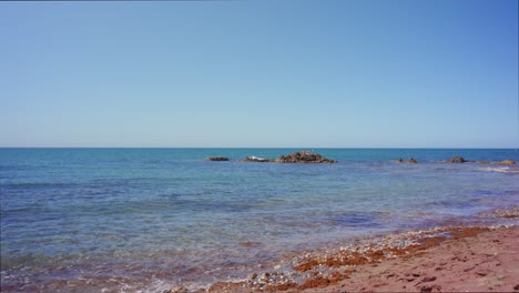 calmas olas del mar en mijas costa, andalucía, españa.
