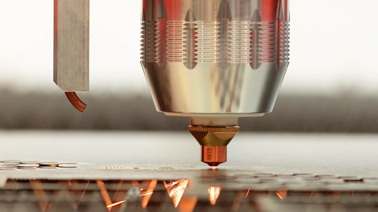 corte láser cnc de metal, tecnología industrial moderna.