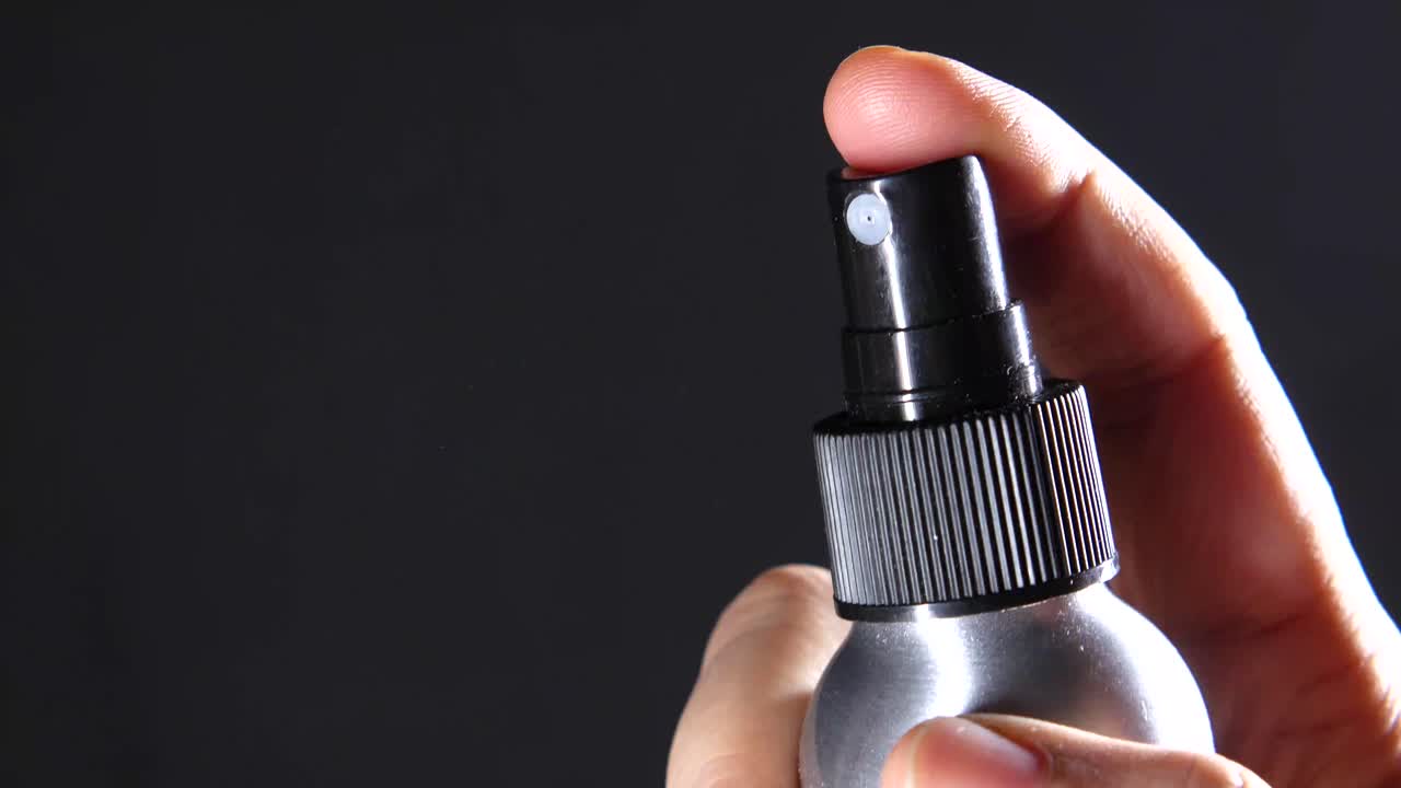 스프레이 병을 들고 있는 손