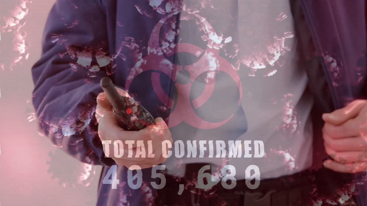 워키 토키를 사용하는 사람에 대한 총 확인된 수와 함께 위험 표지판의 디지털 복합 비디오