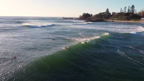 toma aérea de drones de la ciudad principal playa olas espuma oleaje surfista montando océano pacífico medio norte costa promontorio nsw port macquarie australia 4k