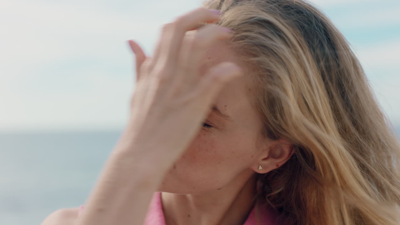 아름다운 여성이 해변에서 수박을 먹고 맛있는 매운 과일을 즐기고 미소 짓는 행복한 여성이 바 ⁇ 가에서 여름을 즐기고 있습니다 4k 영상