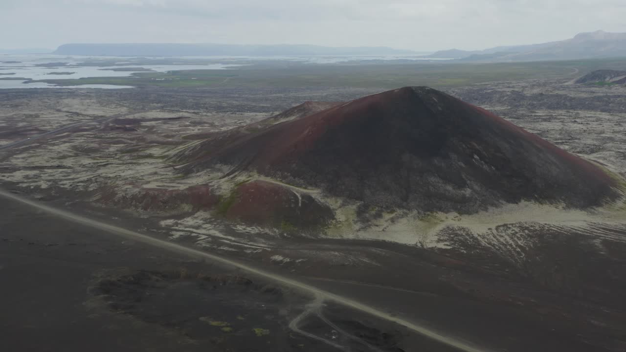 vista aérea del cráter rojo y la carretera no pavimentada en snaefellsnes, en el oeste de islandia