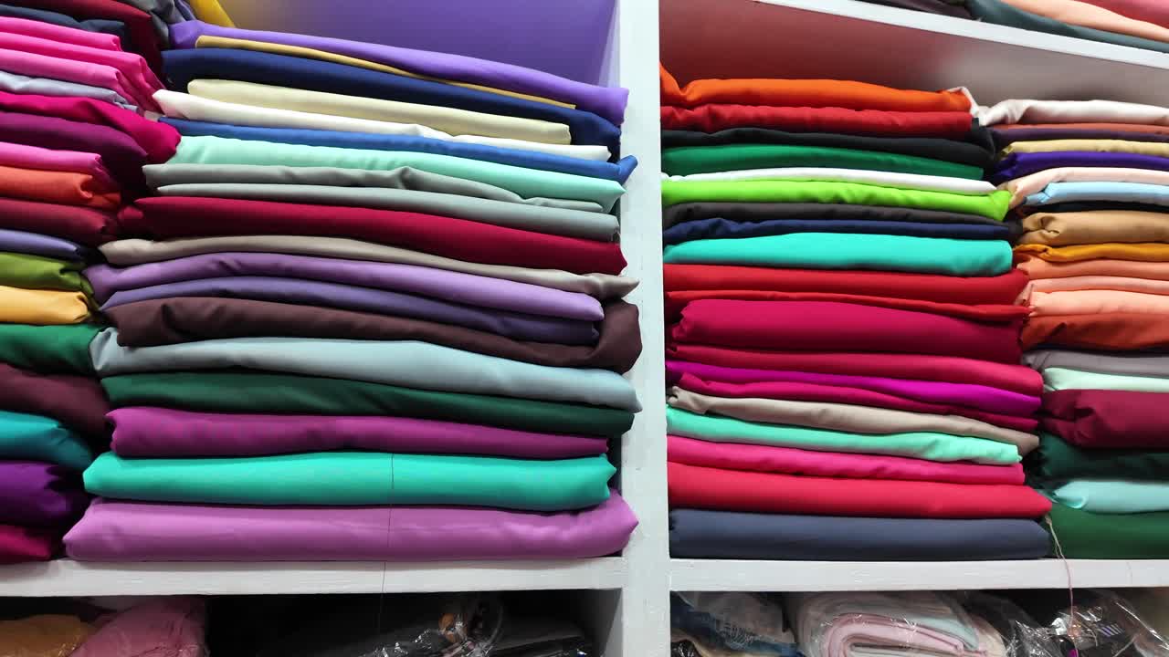 pilas de telas coloridas en una tienda
