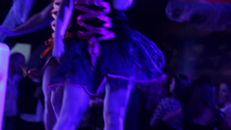 actuación en un club nocturno de halloween