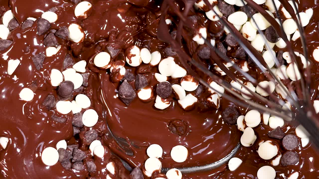 녹은 초콜릿에 초콜릿 을 휘두르는 것