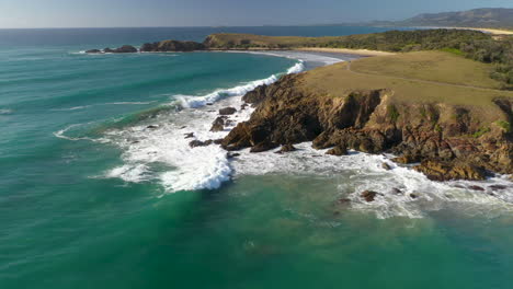 obracający się dron ujęcie skalistego wybrzeża w coffs harbour australia