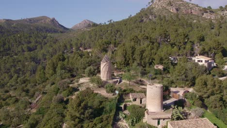 sa planeta molino ubicado en la isla de mallorca durante el día, desde el aire