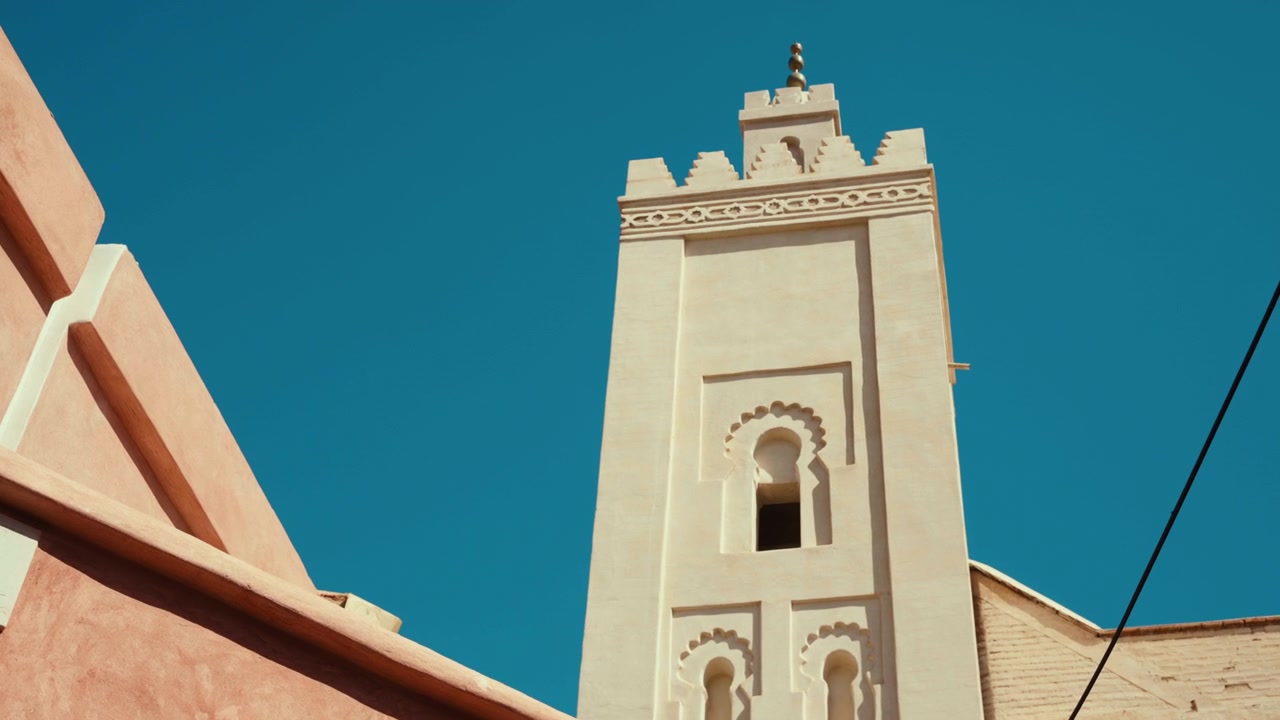 Minareto di una moschea contro un cielo azzurro limpido in Marocco