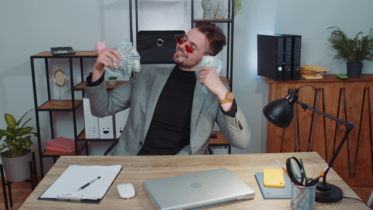 богатый доволен босс бизнесмен размахивает деньгами доллар наличными, успех карьера победитель лотереи, доход богатство