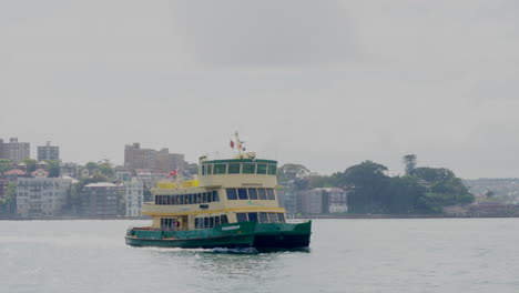 A-large-Sydney-ferry-sails-across-the-harbour-in-Sydney,-Australia