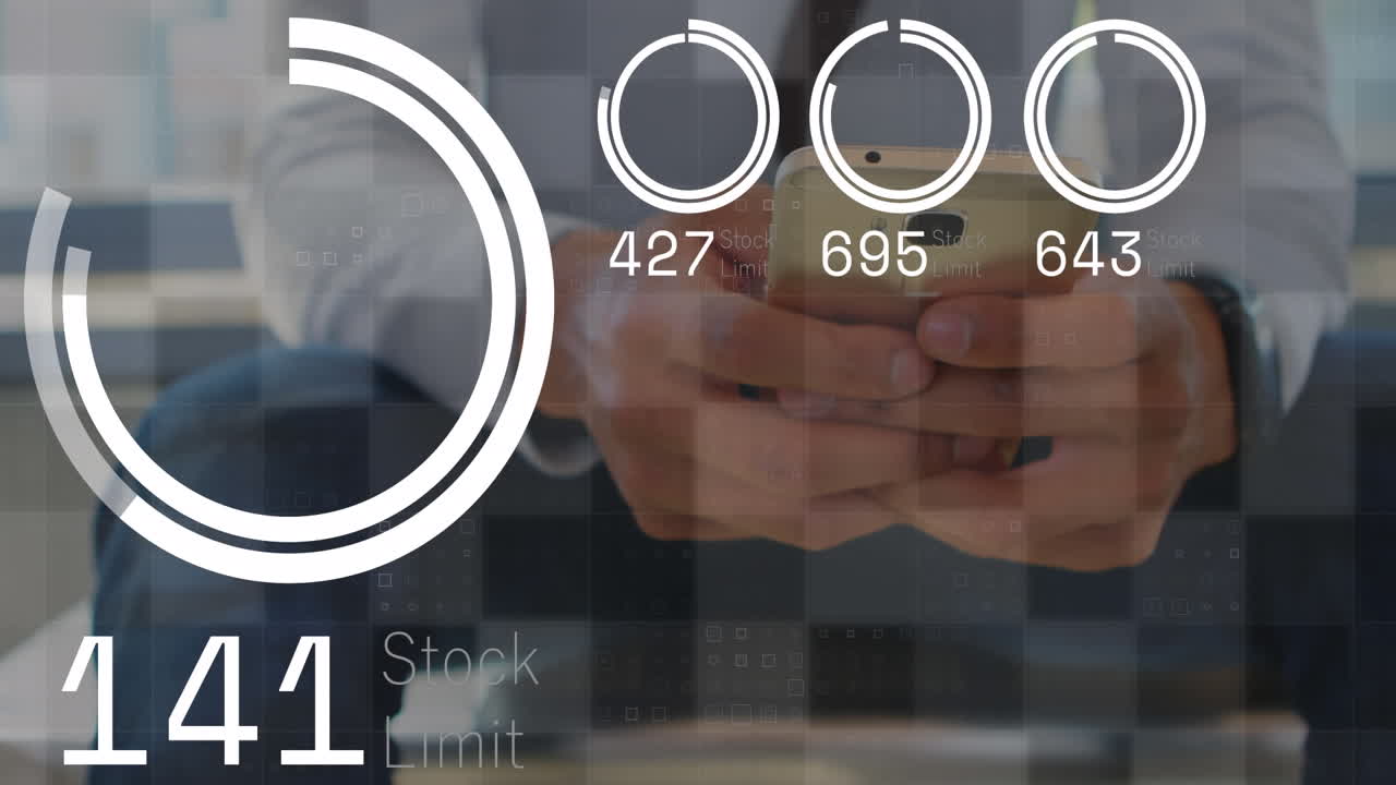 animación de la interfaz con procesamiento de datos sobre la sección media del empresario que utiliza un teléfono inteligente.