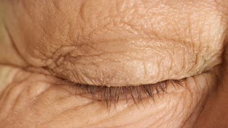 la visión del ojo, el anciano y los ojos de un paciente anciano