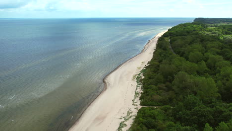 Der-Einsame-Strand-Der-Ostsee-Unter-Einem-Bewölkten-Himmel