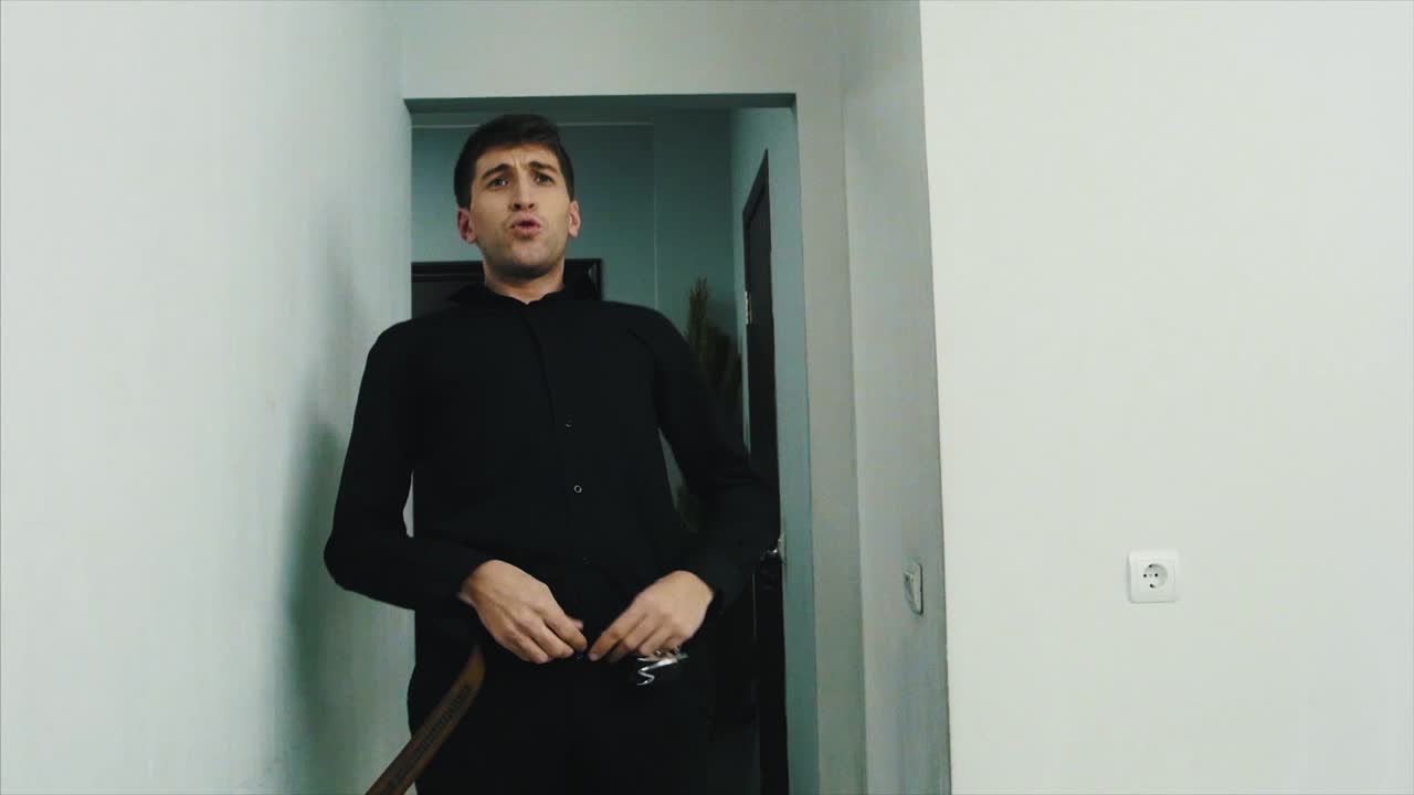 복도에서 준비하는 남자