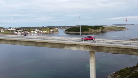 Hyundai-Kona-Eléctrico-Conduciendo-Sobre-Un-Puente