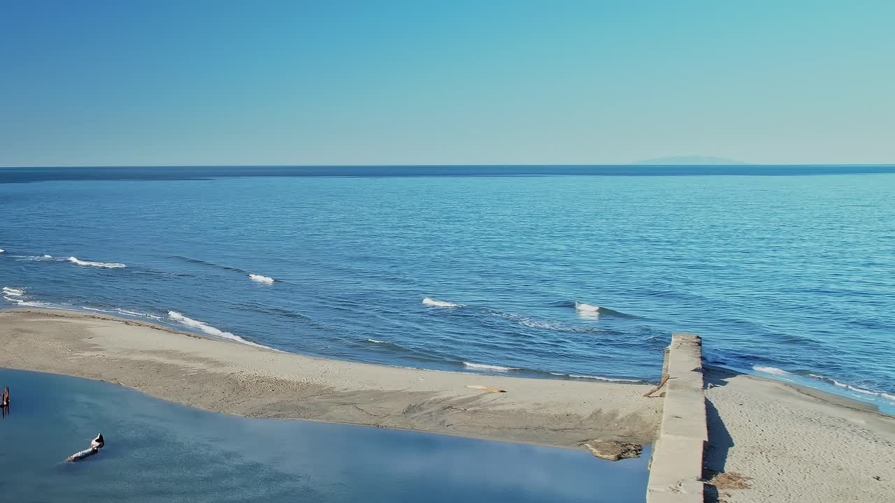 Menara bersejarah berdiri di tepi pantai di Corsica, Prancis saat matahari terbenam