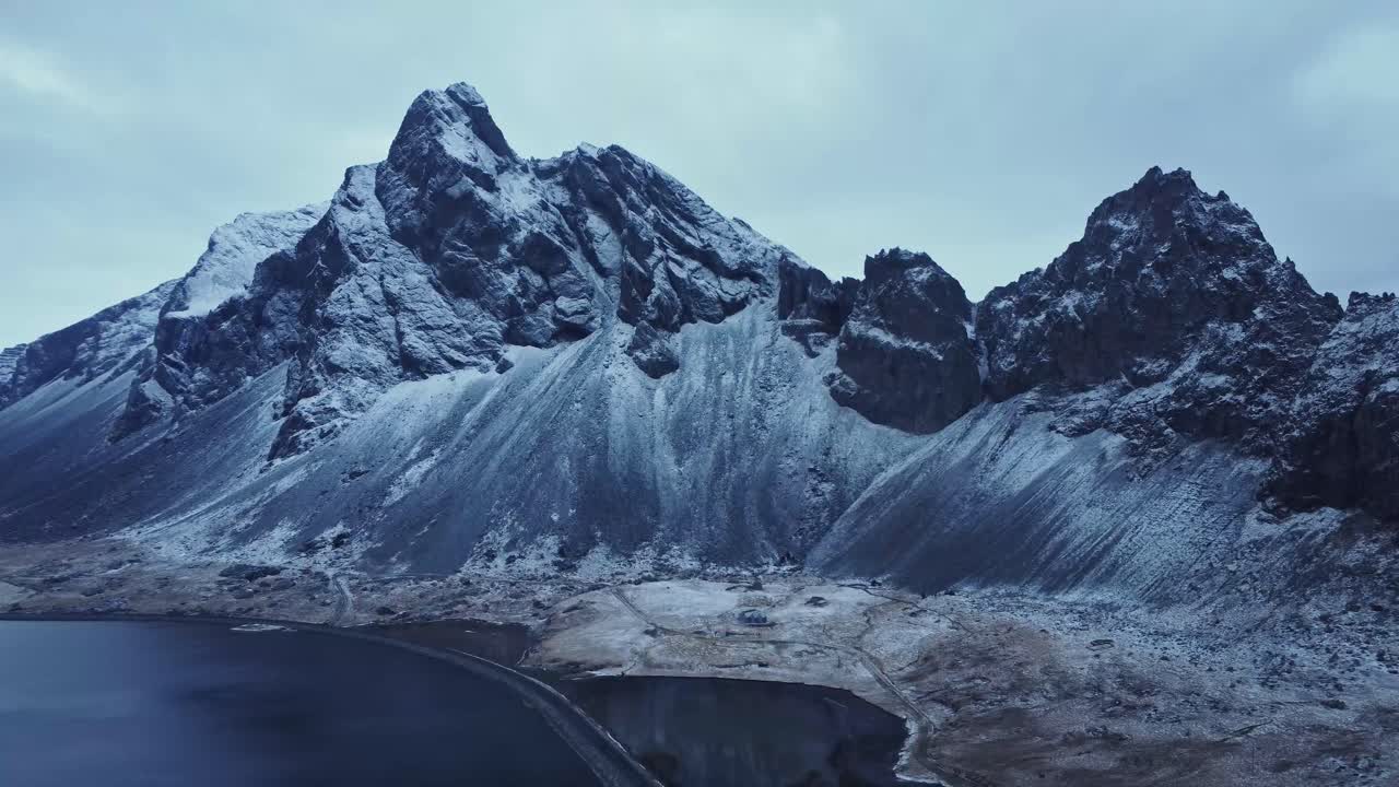 montañas nevadas contra un cielo nublado