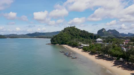 Playa-De-Ao-Nang-Con-Acantilados,-Botes-De-Cola-Larga,-Sin-Gente