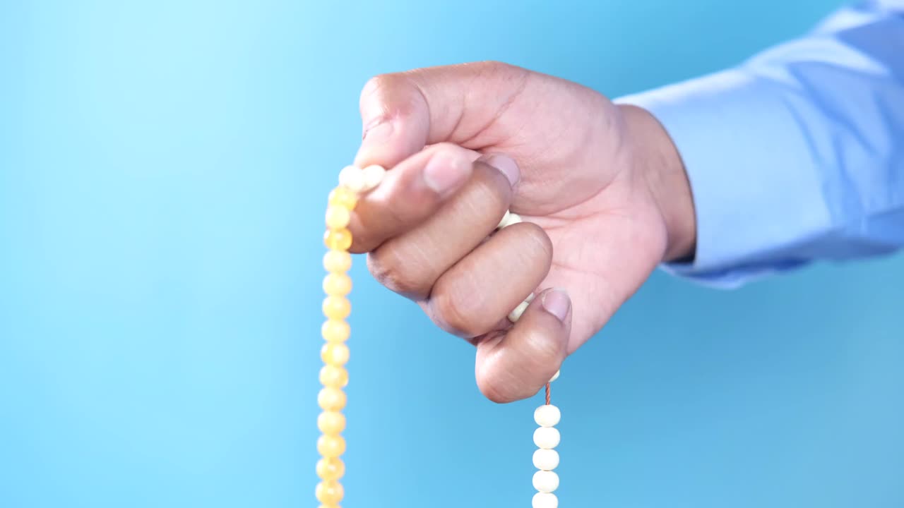 기도 구슬 을 들고 있는 사람