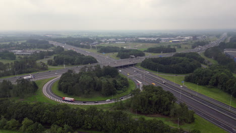 Toma-Aérea-Con-Drones-De-Una-Autopista-En-Amersfoort,-Países-Bajos.