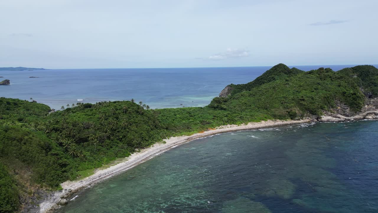 여름 에 평온 한 바다 를 가진 초록색 섬 의 열대 해변