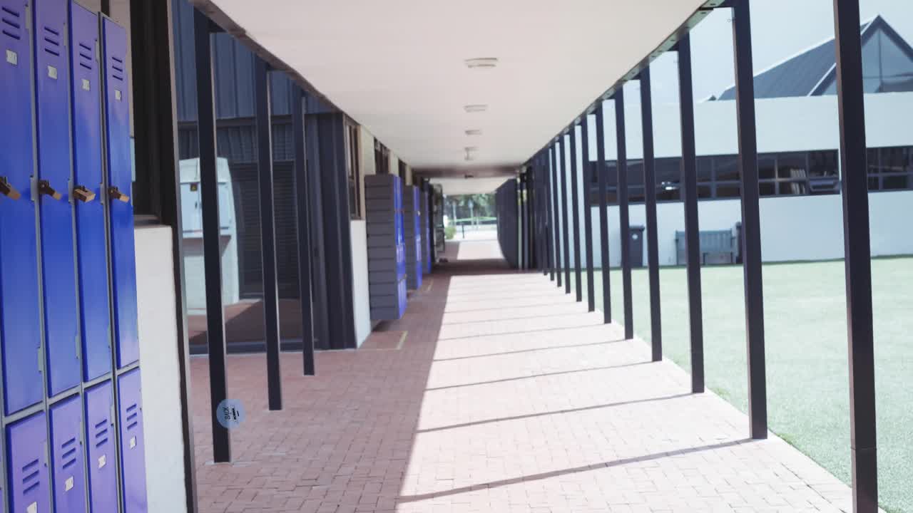 animazione del testo di ritorno a scuola nel cerchio blu che si muove sul corridoio della scuola moderna