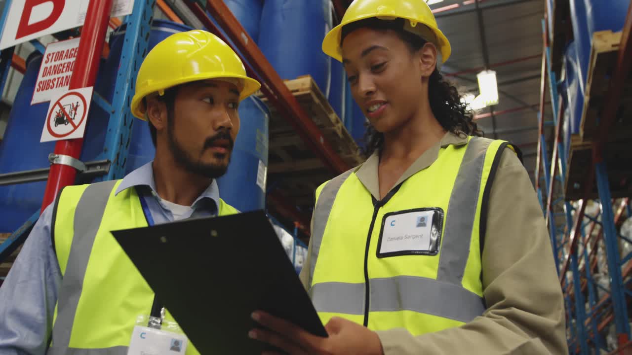 trabajadores interactuando en un almacén