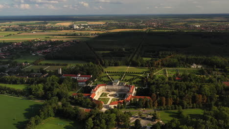 amplia toma de drones del palacio esterházy kastléy en hungría