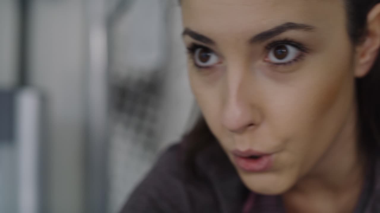 video de mano de una mujer joven trabajando con una bicicleta de ejercicio