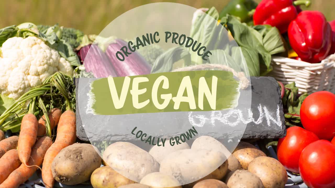 친환경 농산물 텍스트의 애니메이션, 야외에서 지역적으로 재배 된 신선한 채소 더미 위에 녹색으로