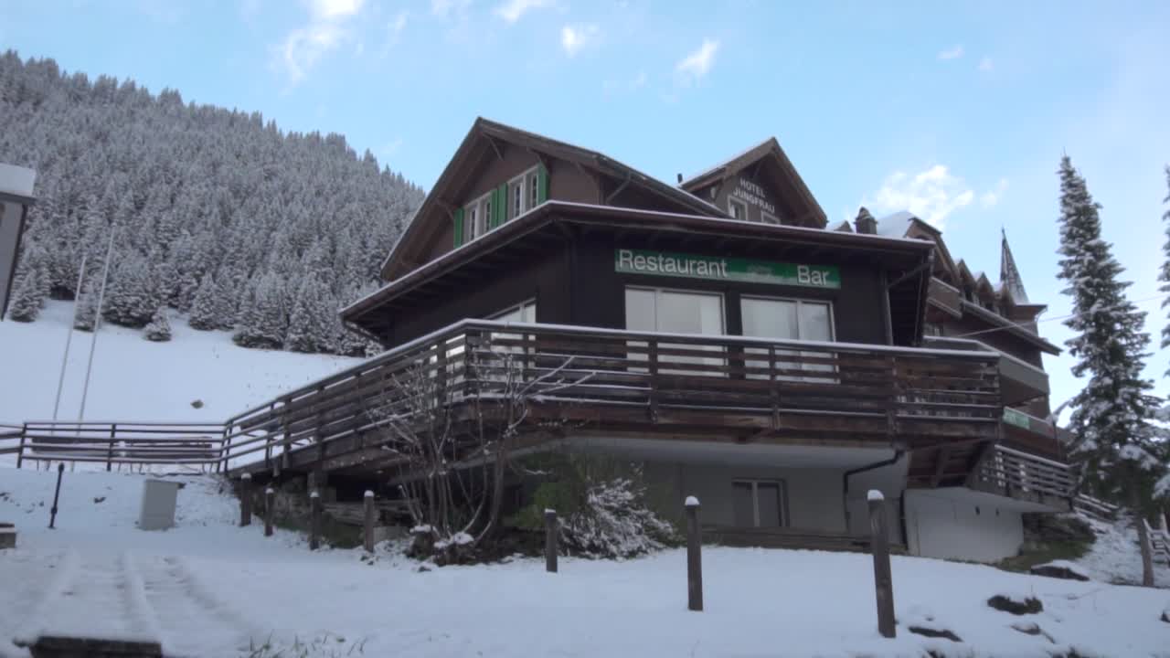 hotel de montaña nevado con restaurante y bar