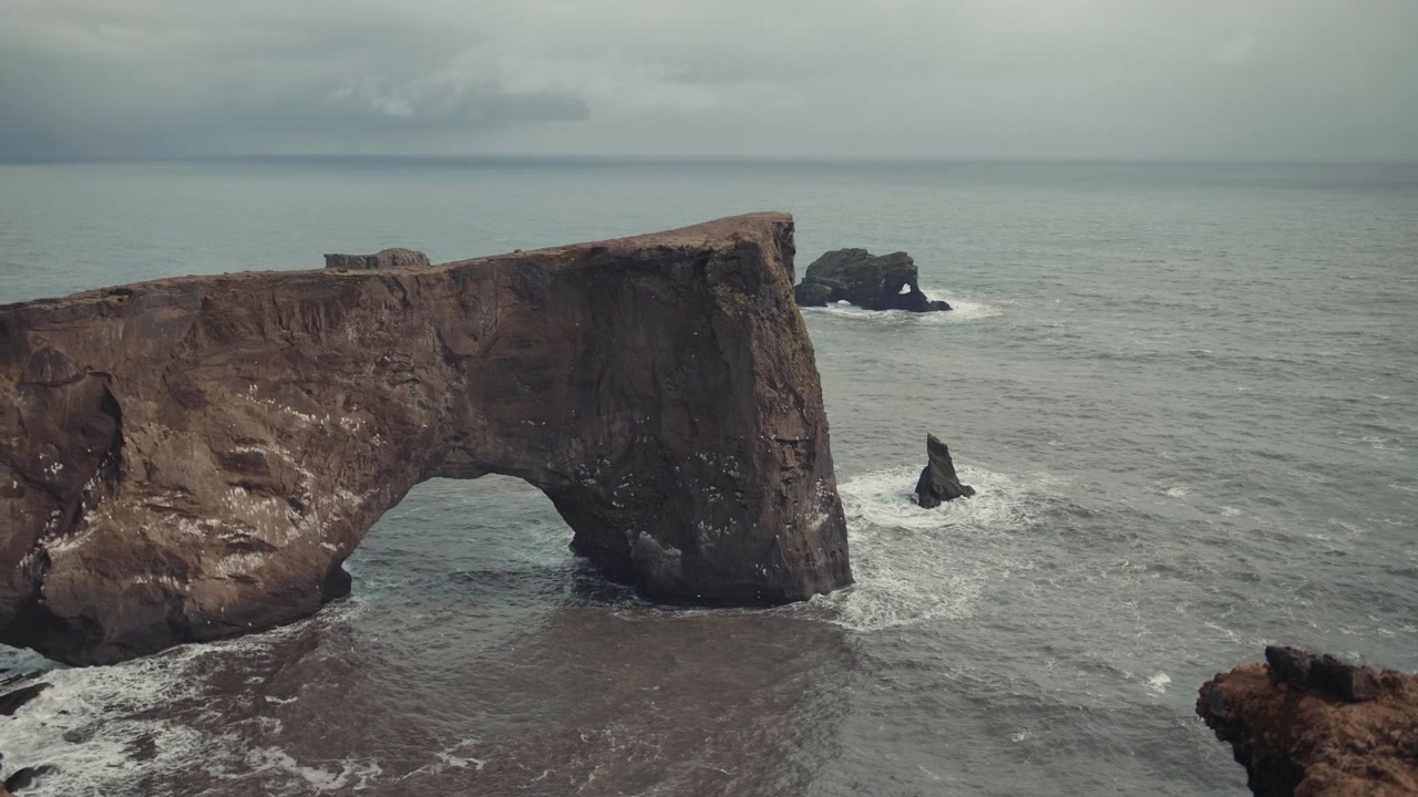 Espectacular arco de roca natural en el océano con olas rompiendo