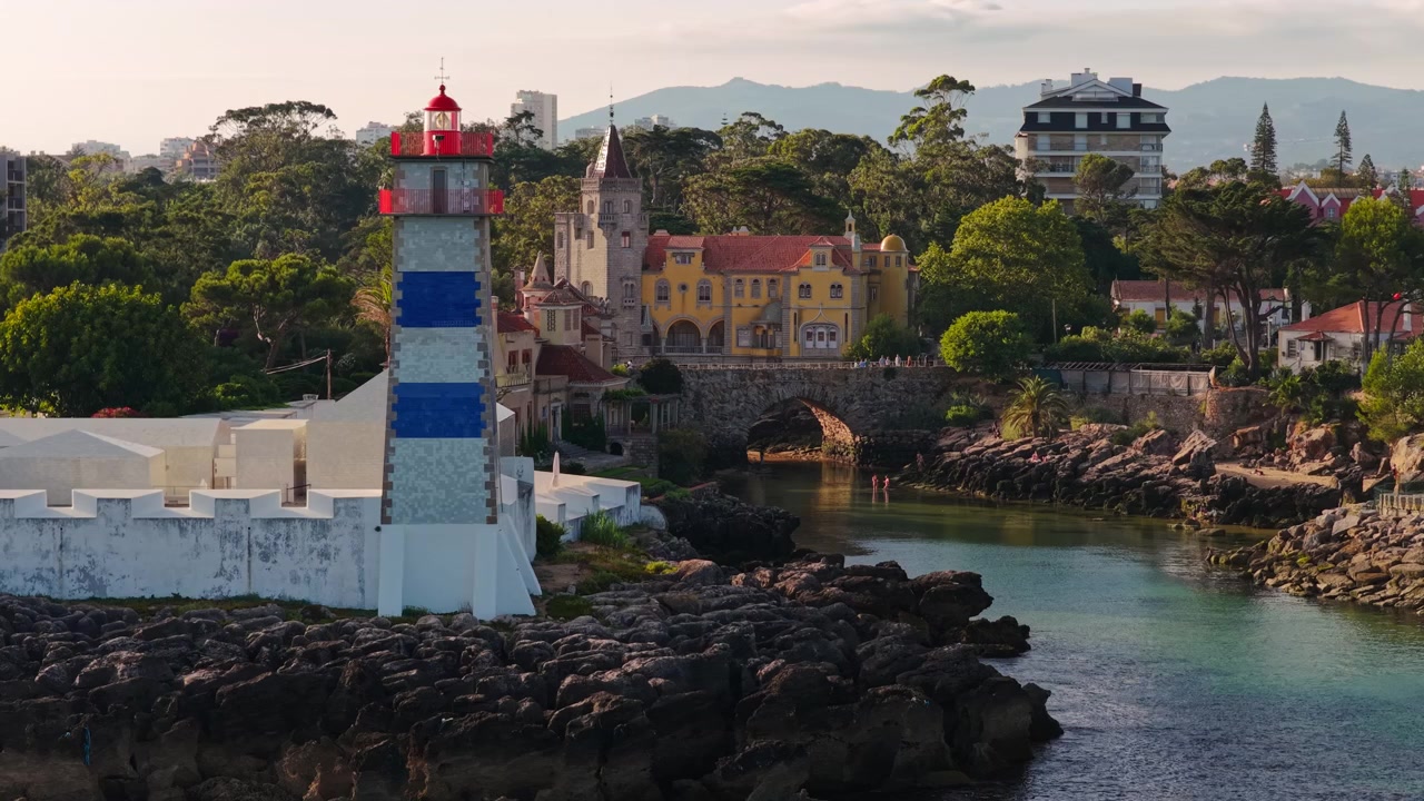 Santa Martan majakka ja Museu Condes de Castro Guimarães, josta avautuu näkymä Atlantin rannikolle Cascaisissa, Portugalissa, kultaisen tunnin aikaan