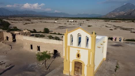 iglesia abandonada en el desierto