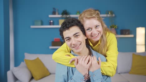 madre e hijo están sonriendo y felices para la cámara.